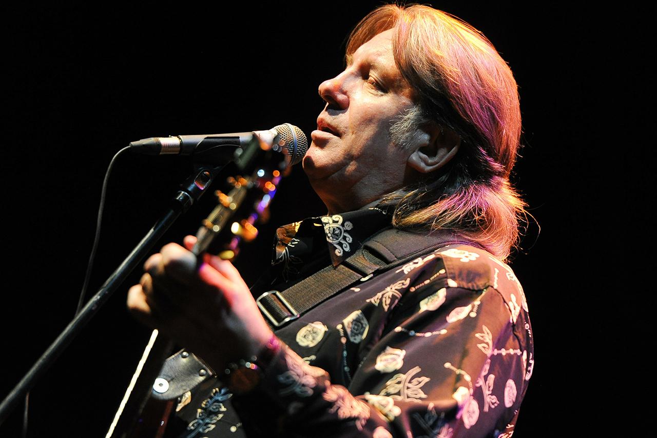 Юрий Лоза раскритиковал решение о снятии с эфиров песен Пугачевой