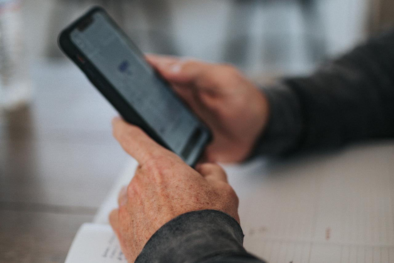 Россиянка лишилась квартиры и денег после общения с лжеполицейским