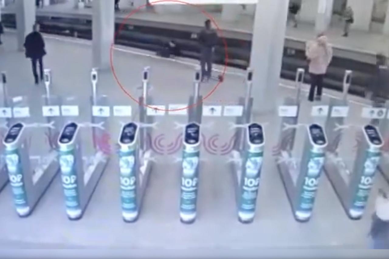 Прыжки двух пассажиров на пути метро попали на видео и закончились арестом