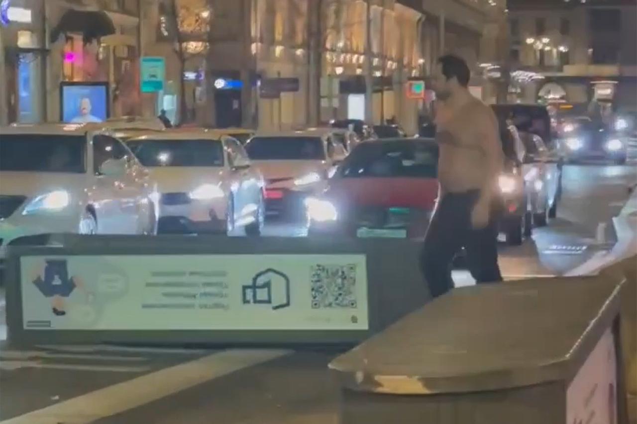 Полуголый мужчина устроил дебош в центре Москвы и попал на видео