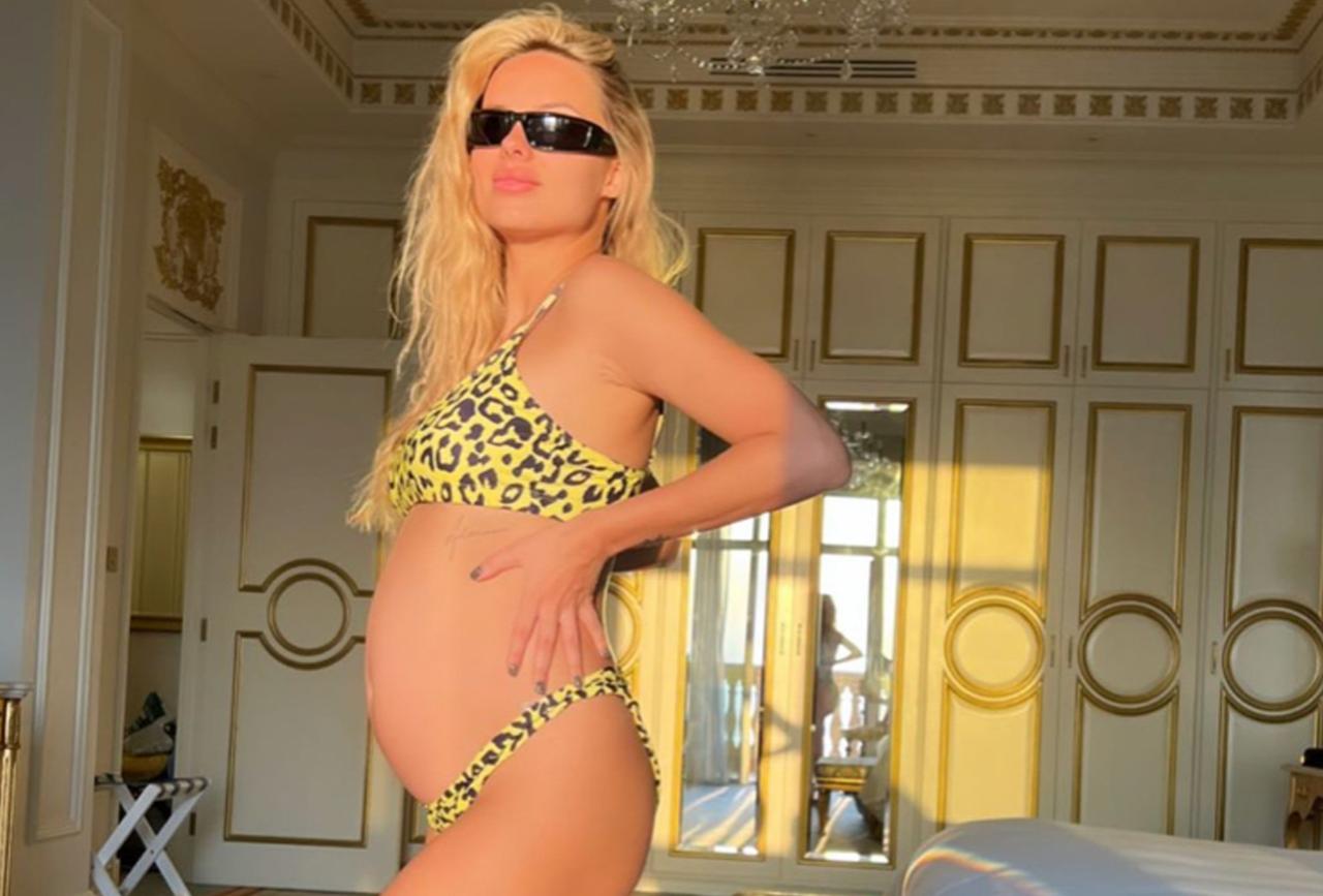 Беременная жена гендиректора Black Star опубликовала фото в бикини