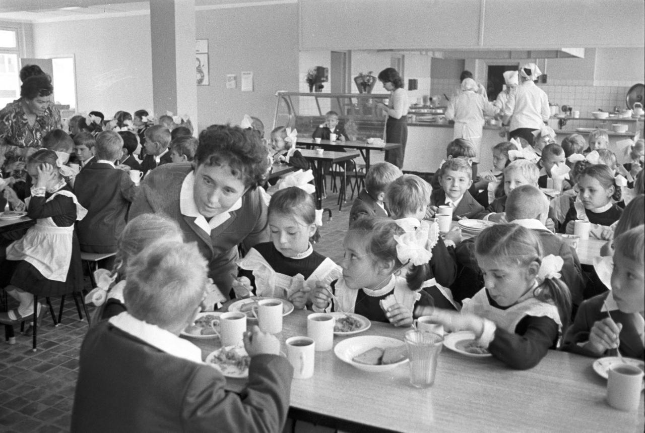 Названы получавшие бесплатное питание категории советских школьников