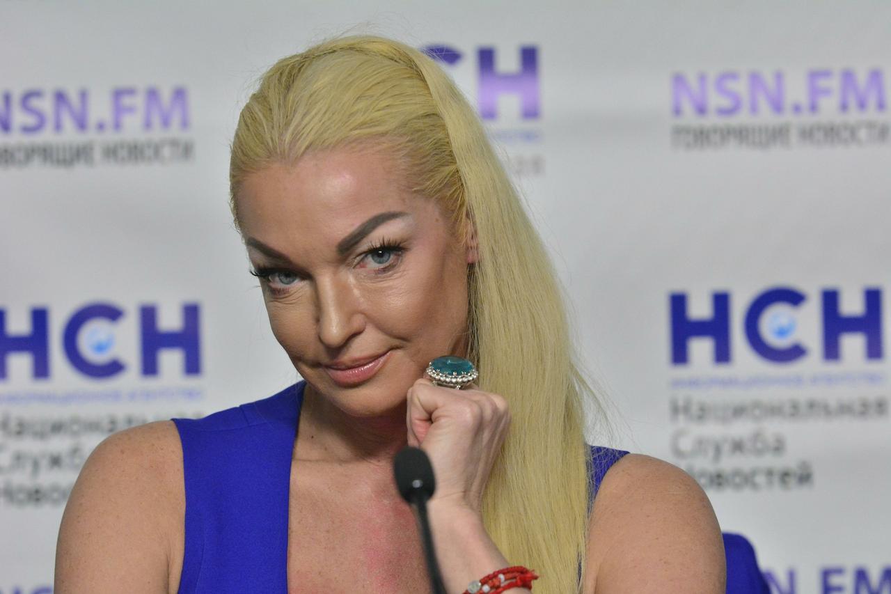 Анастасия Волочкова сделала предложение уборщику