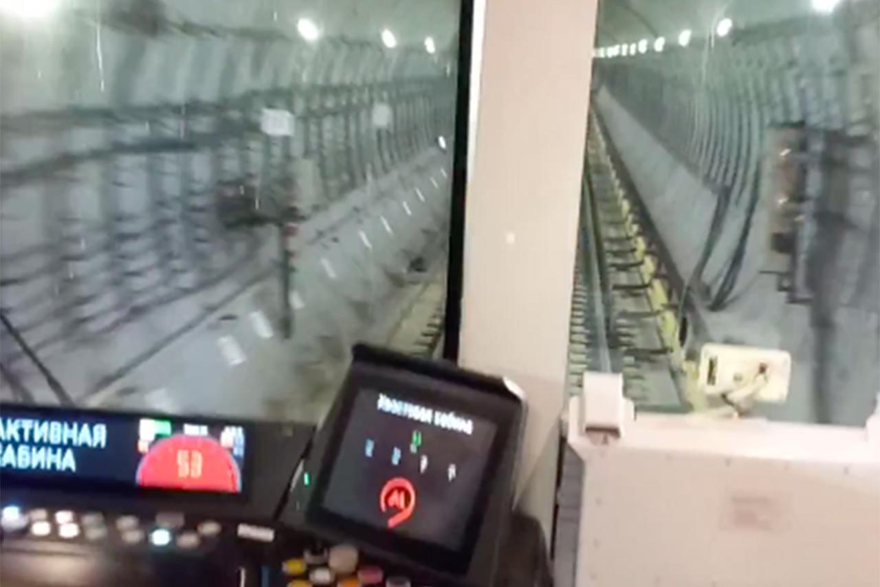 Вид из кабины машиниста московского метро попал на видео