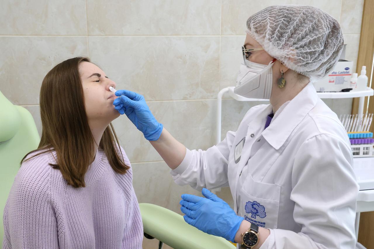 Москвичи смогут привиться от COVID-19 новой назальной вакциной