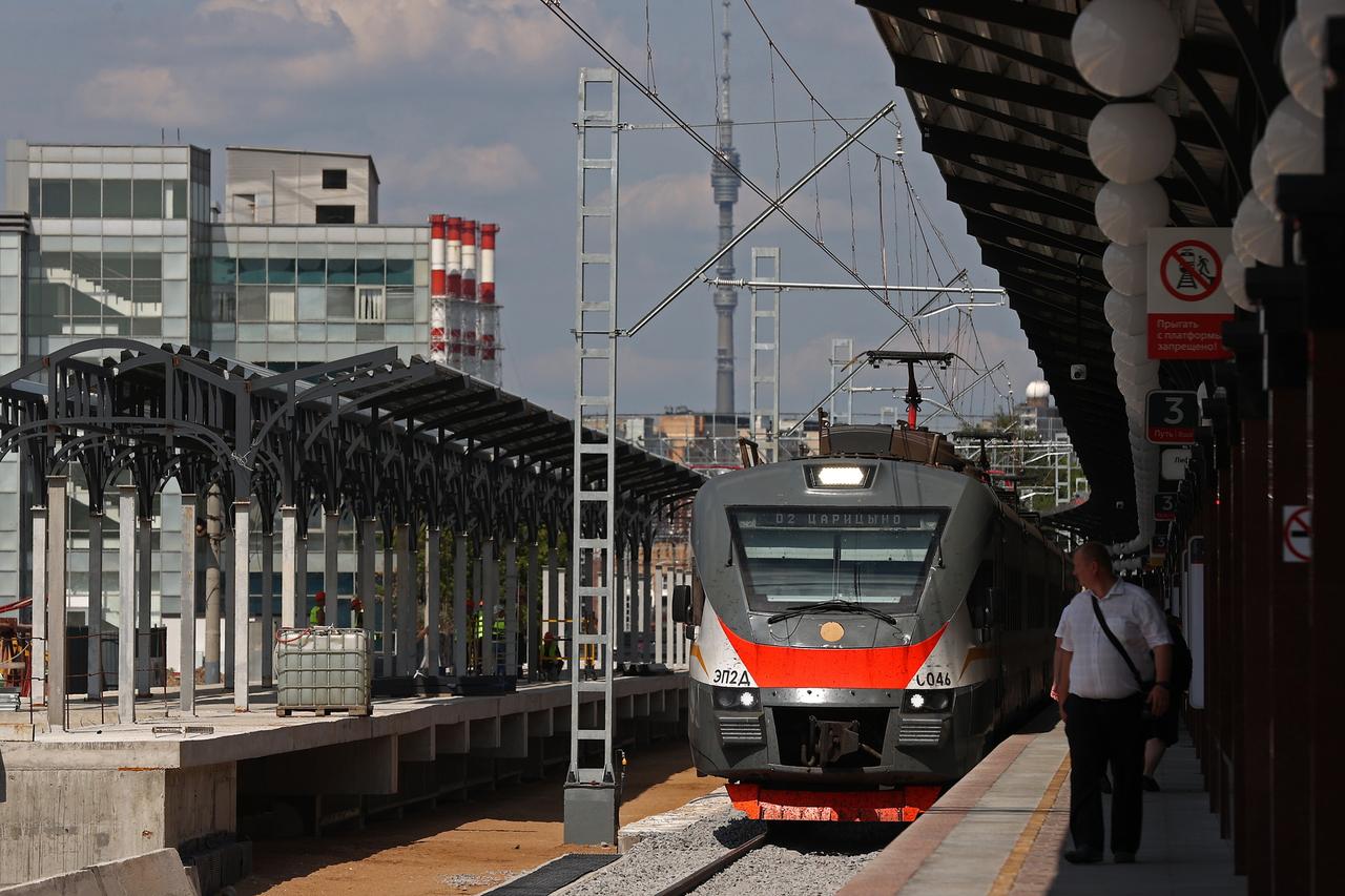 В Подмосковье россиянин попал под поезд и выжил