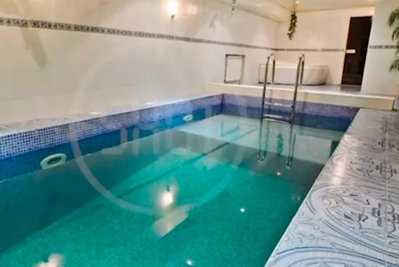 В Москве обнаружили бомбоубежище с джакузи и бильярдом