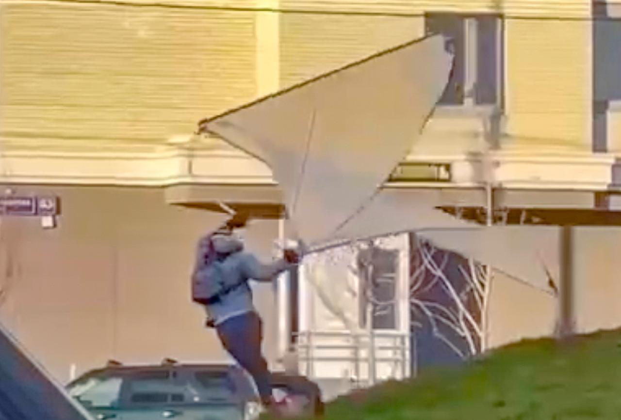 Мужчина попытался взлететь на самодельном устройстве и развеселил россиян