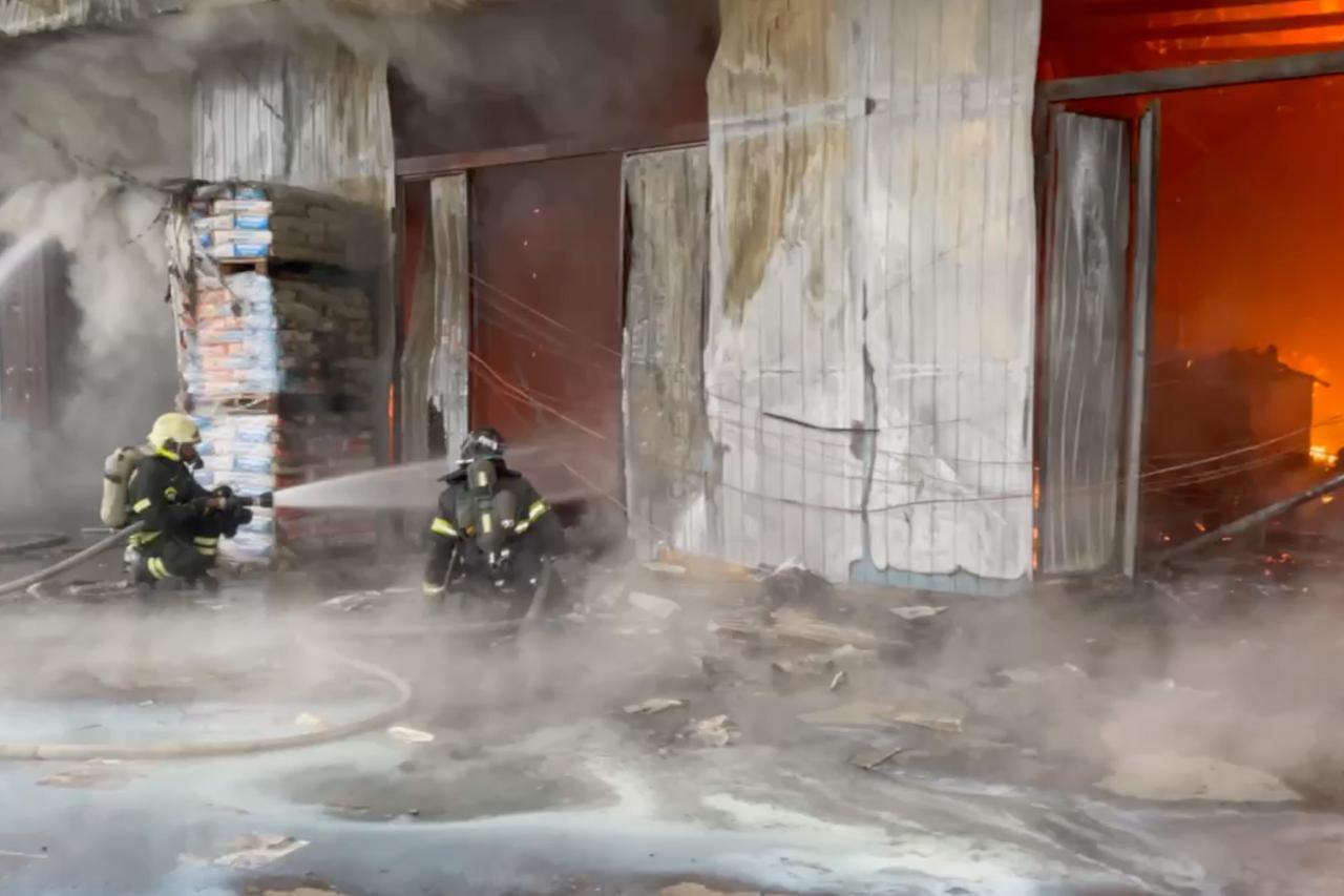 Пожар на московском рынке попал на видео