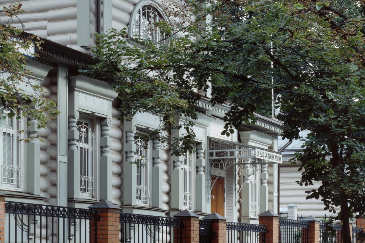 Стала известна цена самого дорогого деревянного дома в России