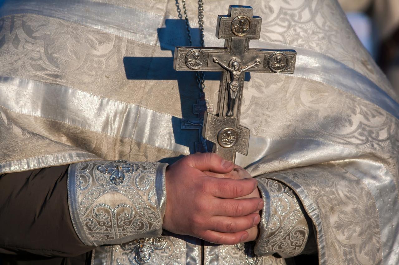 Известный священник перечислил правила выбора крестных родителей для ребенка