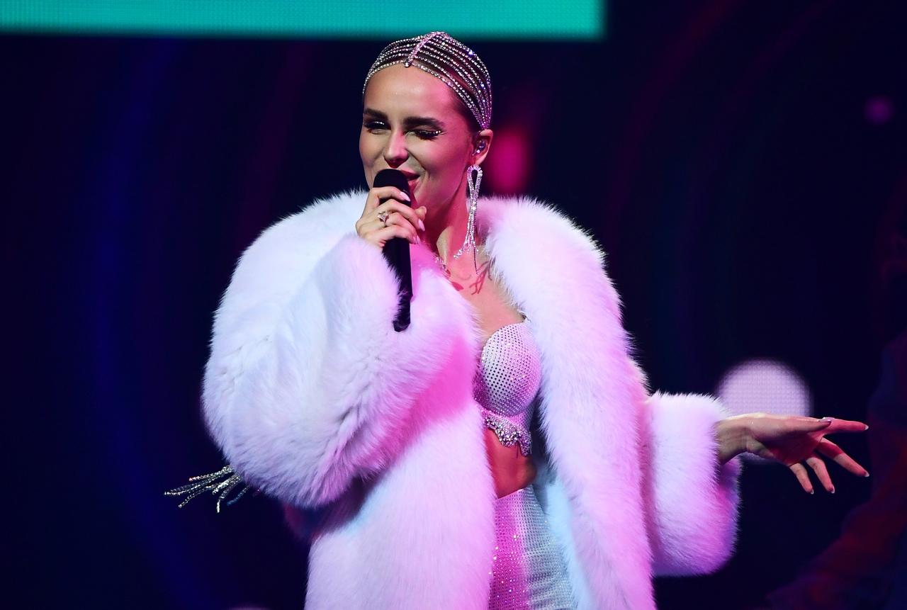 Беременная певица Ханна показала себя в смелом платье с разрезами