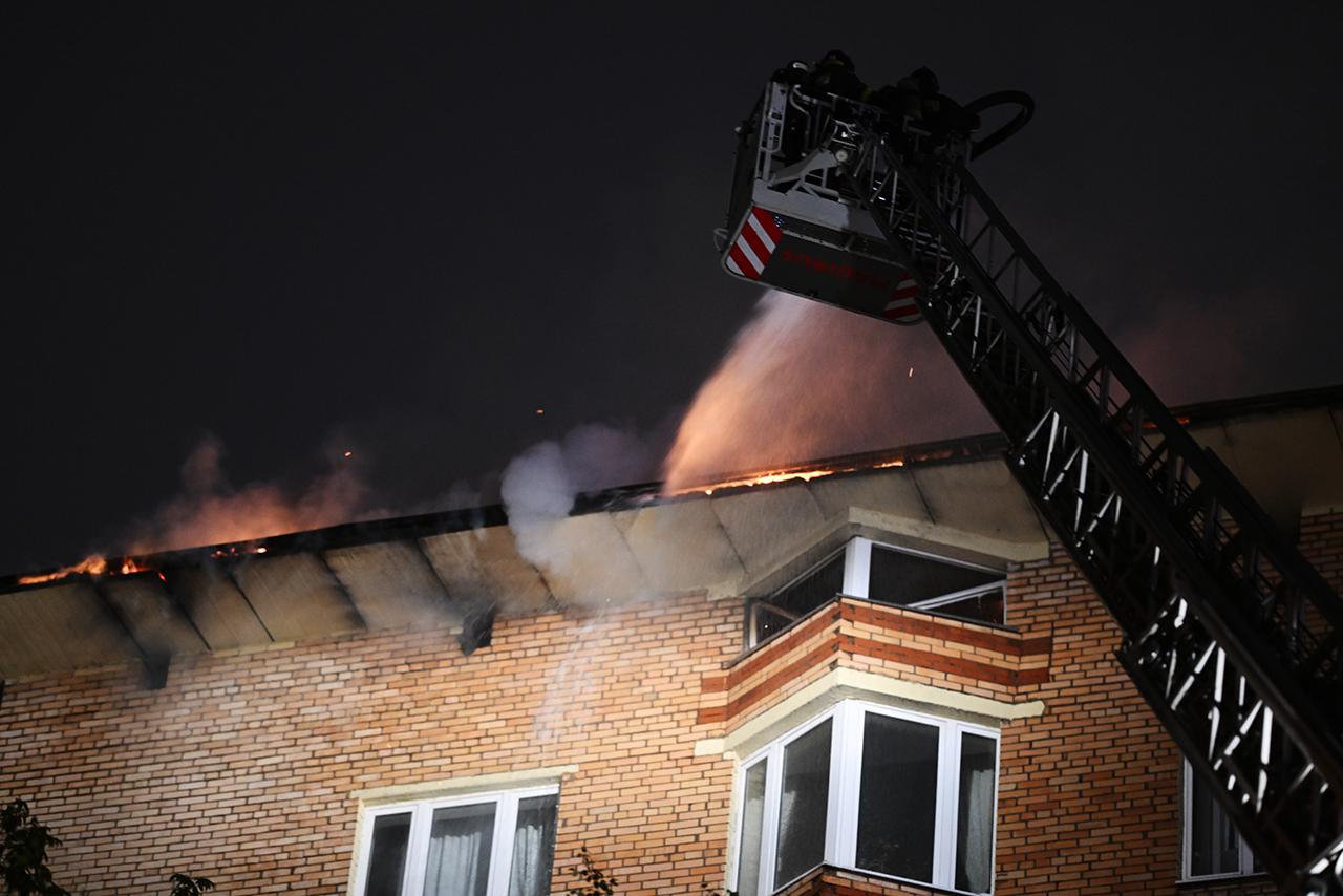 Двух детей спасли из горящей квартиры в Москве 