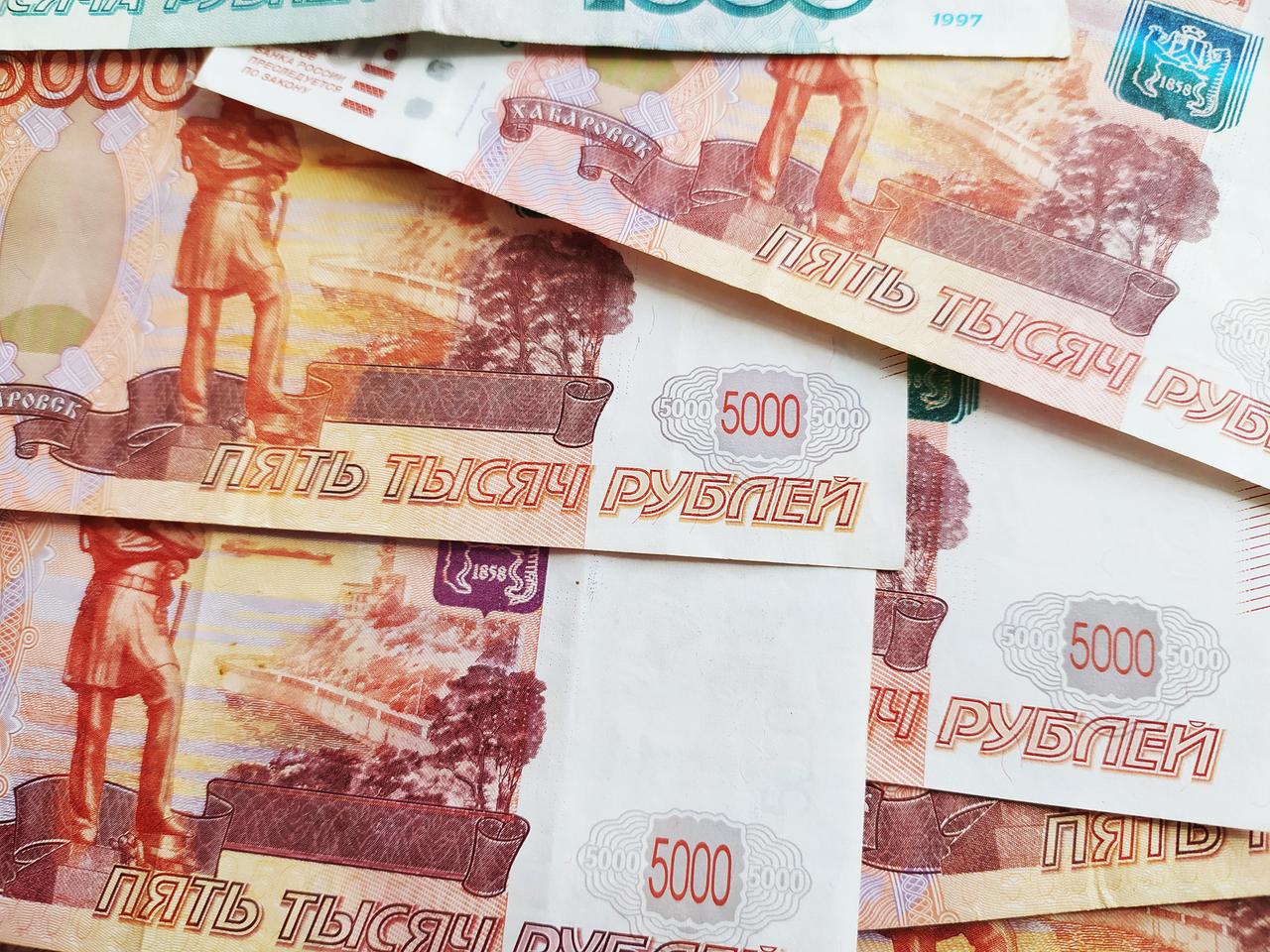 В Москве пенсионерка выбросила в окно сотни тысяч рублей