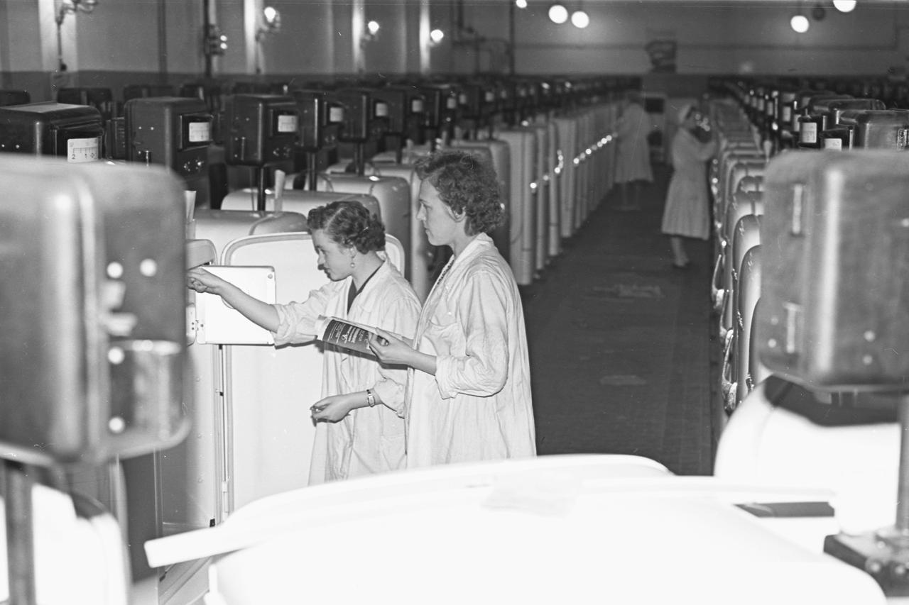 В цехе бытовых холодильников «ЗиЛ» Московского автомобильного завода имени И. А. Лихачева.