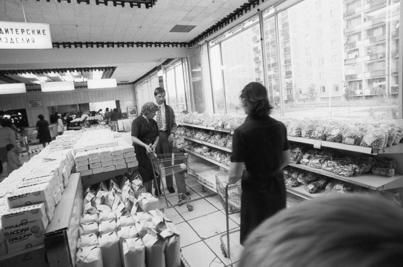 Россияне вспомнили первые универсамы «сам-бери» в Москве