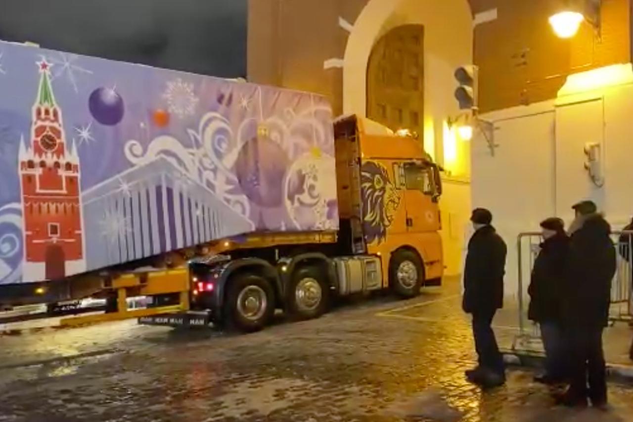 Доставка в Кремль главной новогодней ели страны попала на видео