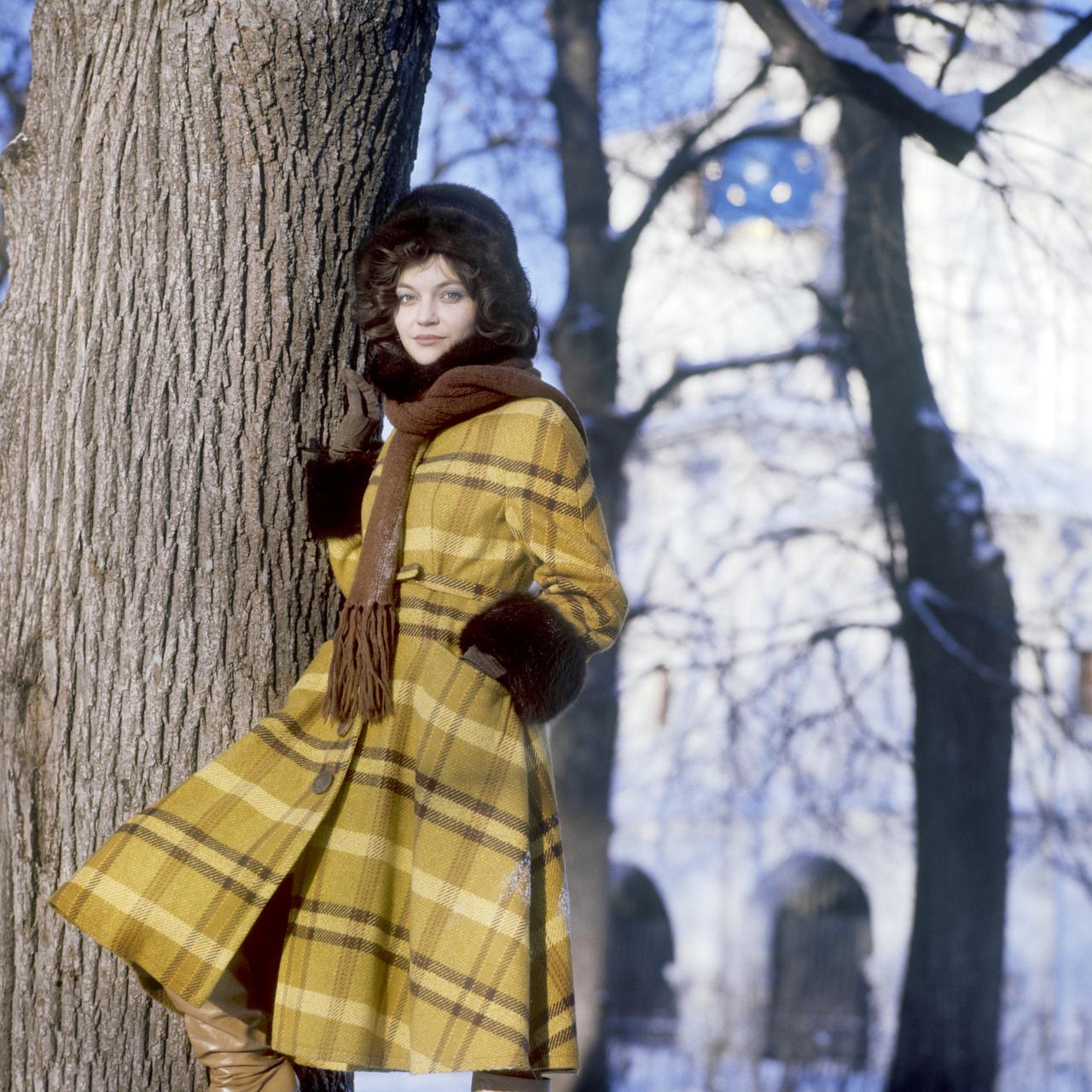 Советское фото москвички в пальто восхитило пользователей сети