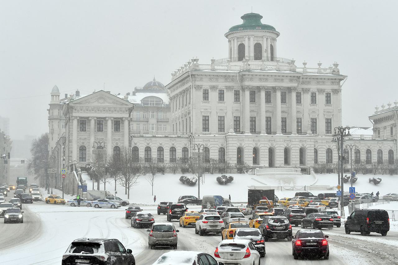 Москвичей попросили пересесть на общественный транспорт из-за пробок