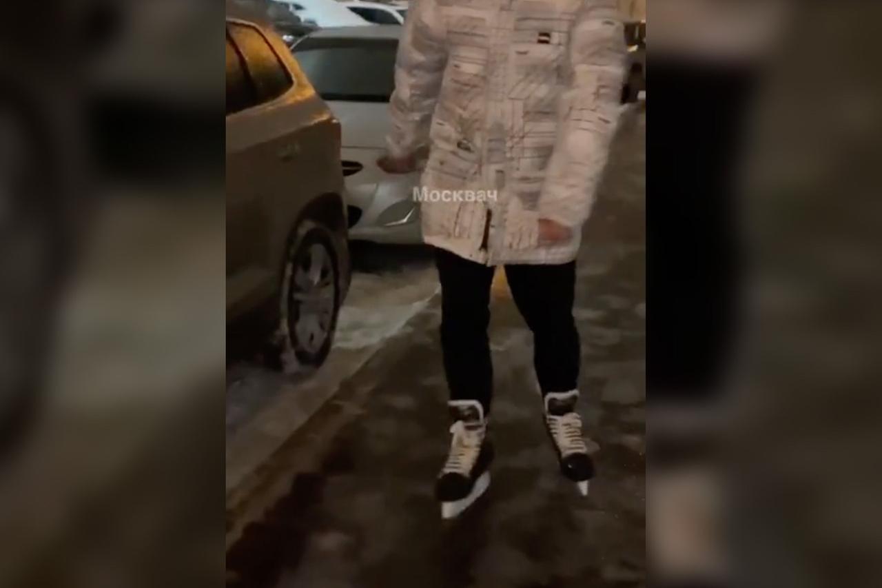 Москвич прокатился на коньках по обледеневшему асфальту и попал на видео