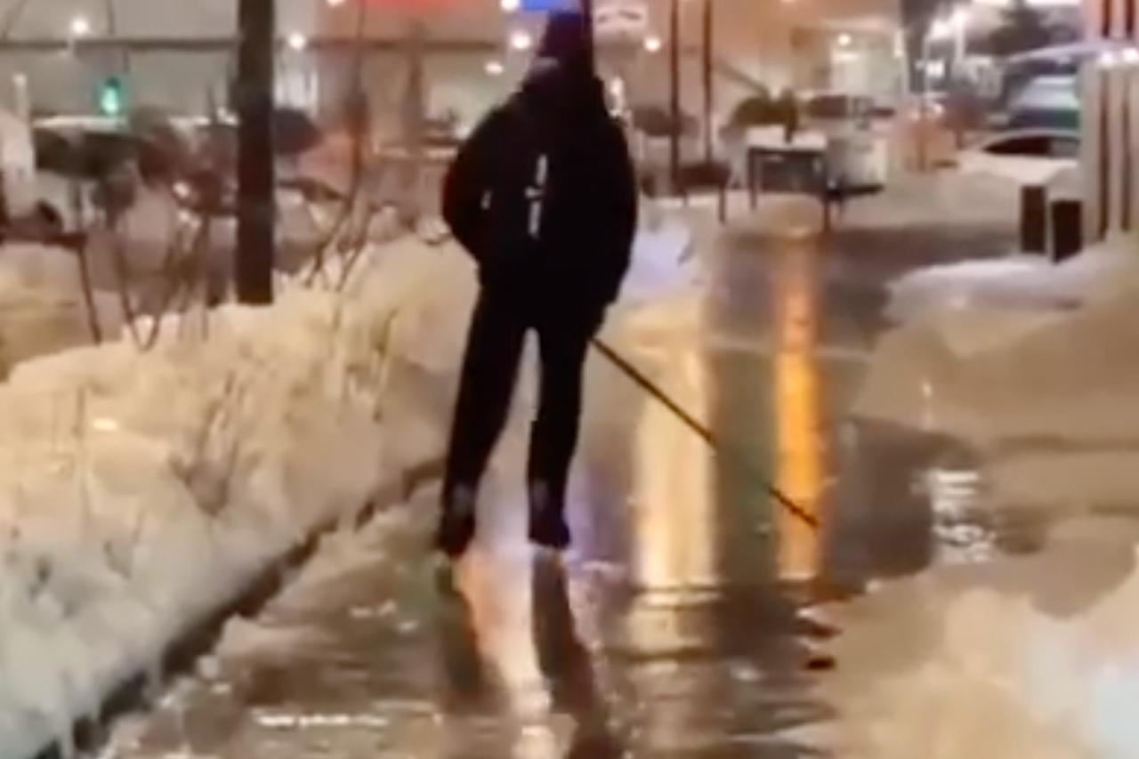 Молодые люди сыграли в хоккей прямо на дороге и попали на видео в Подмосковье