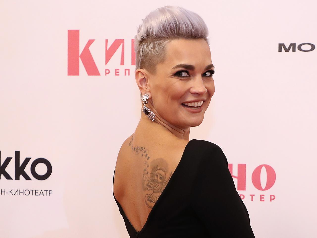 Жена известного певца записала в календарь свой второй день рождения