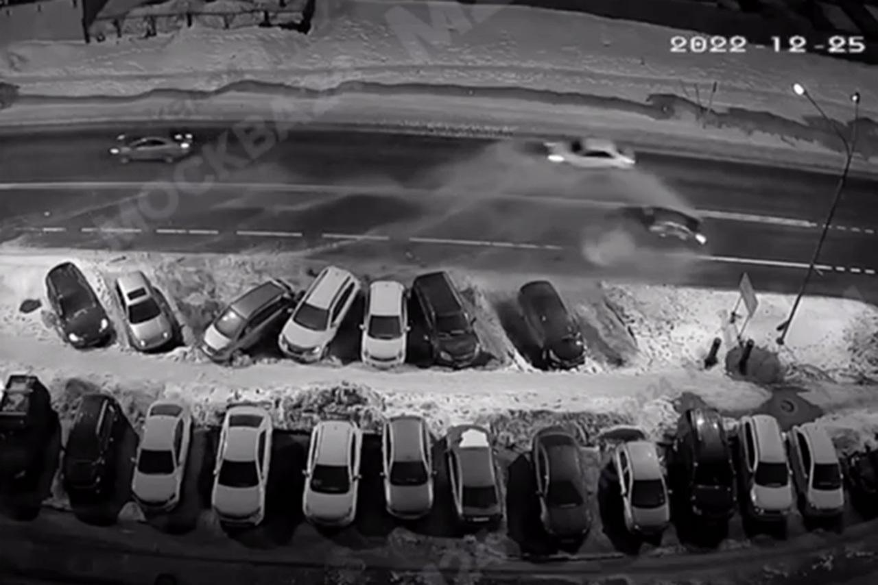В Подмосковье автомобиль снес на парковке несколько машин и попал на видео