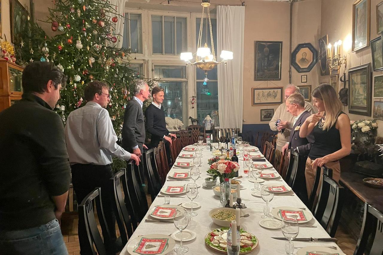 «Главное — угадать, какая свечка погаснет последней». Как известная московская семья хранит свои рождественские традиции