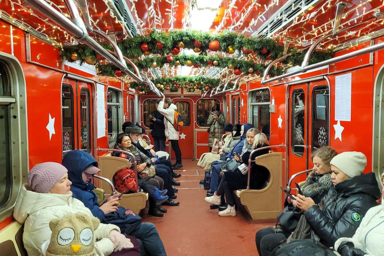 Звезды шоу-бизнеса стали поздравлять пассажиров столичного транспорта