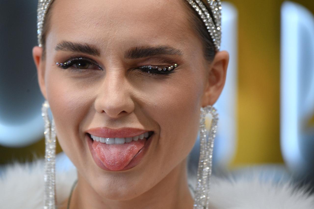 Беременная певица Ханна прикрылась цветами для фотосессии