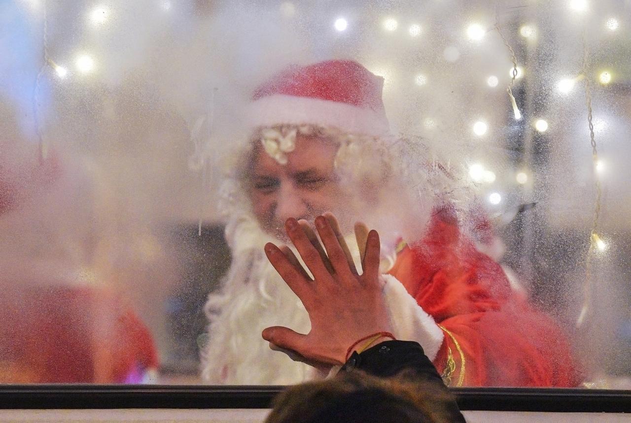 Раскрыты подробности о первых приходящих на дом Дедах Морозах и Снегурочках