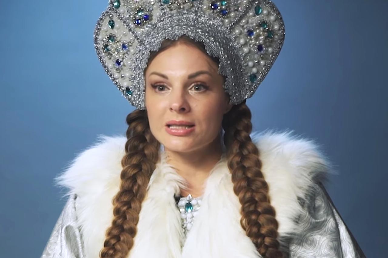 Столичная Снегурочка раскрыла отношение к предложениям выпить на работе