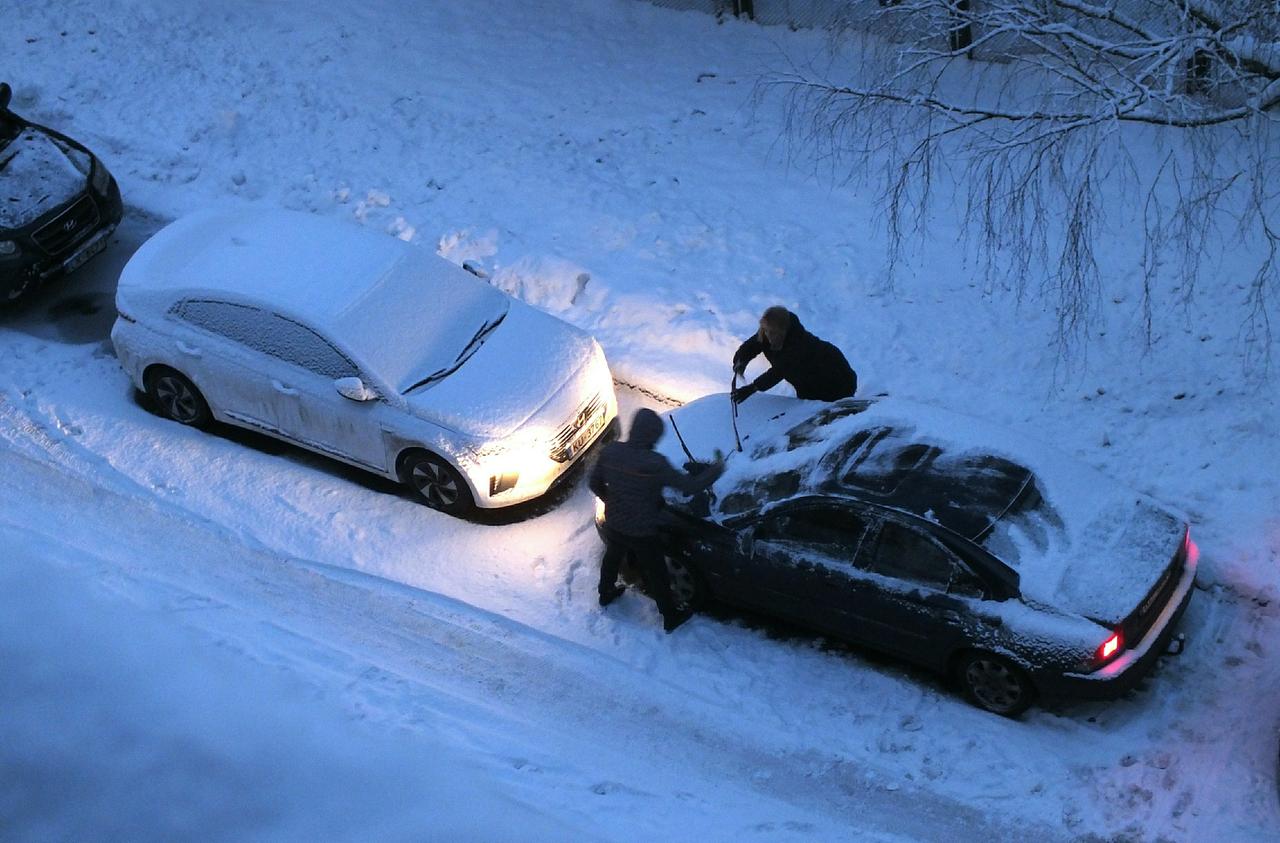 В Москве неизвестные разбили припаркованное авто куском замороженного мяса