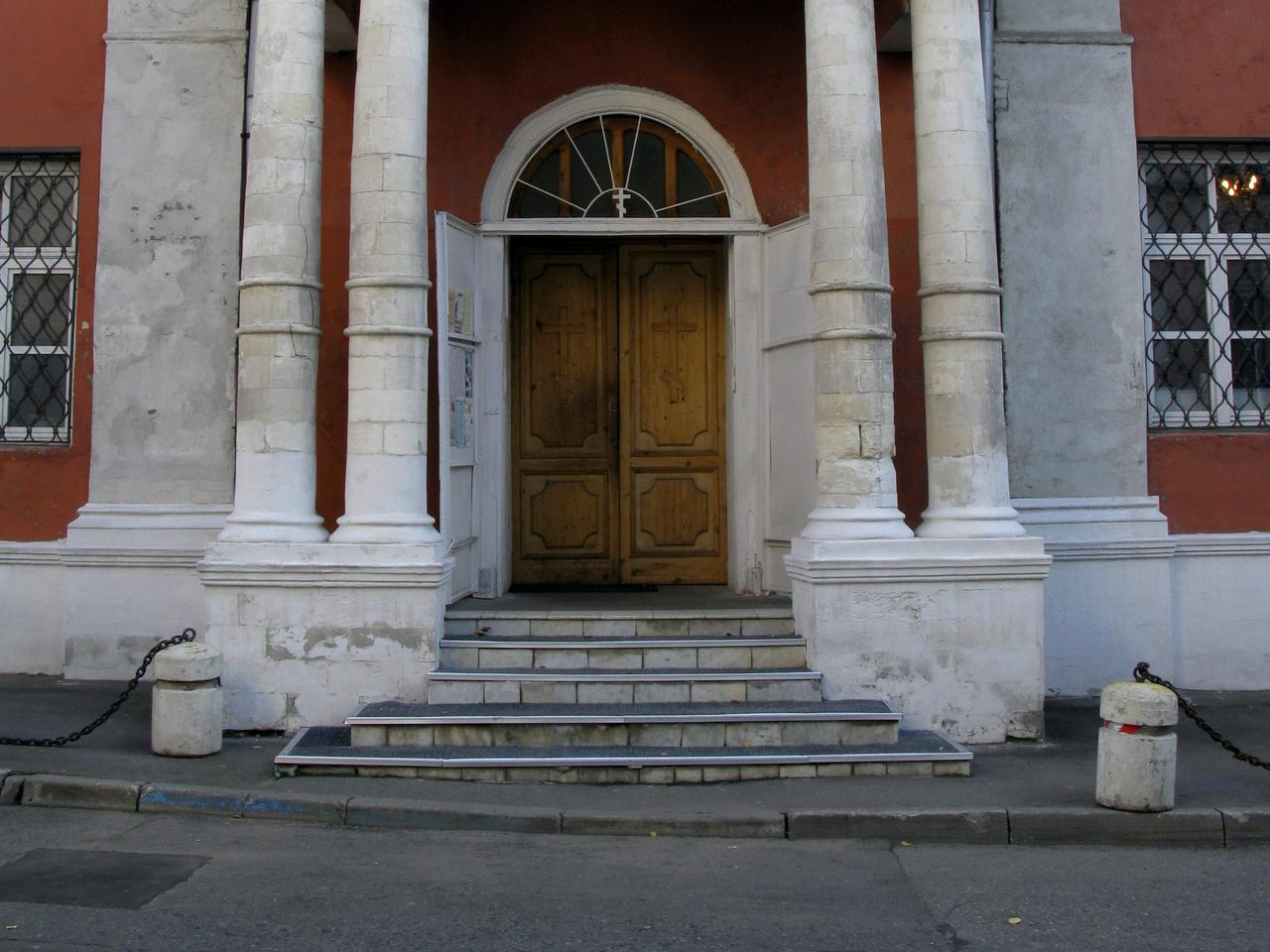 Москвичи обвинили столичную церковь в незаконном захвате тротуара