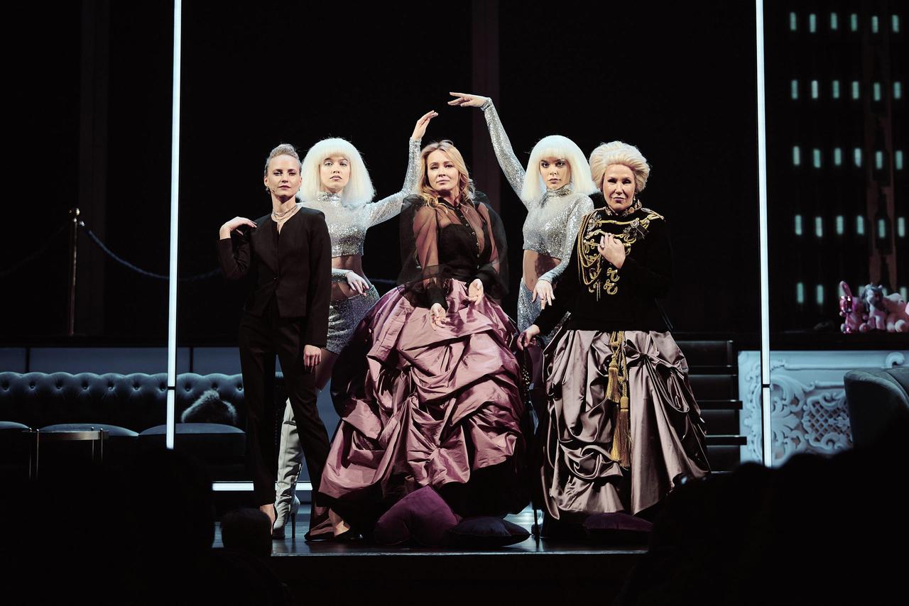 Известный режиссер превратил героев Островского в блогеров