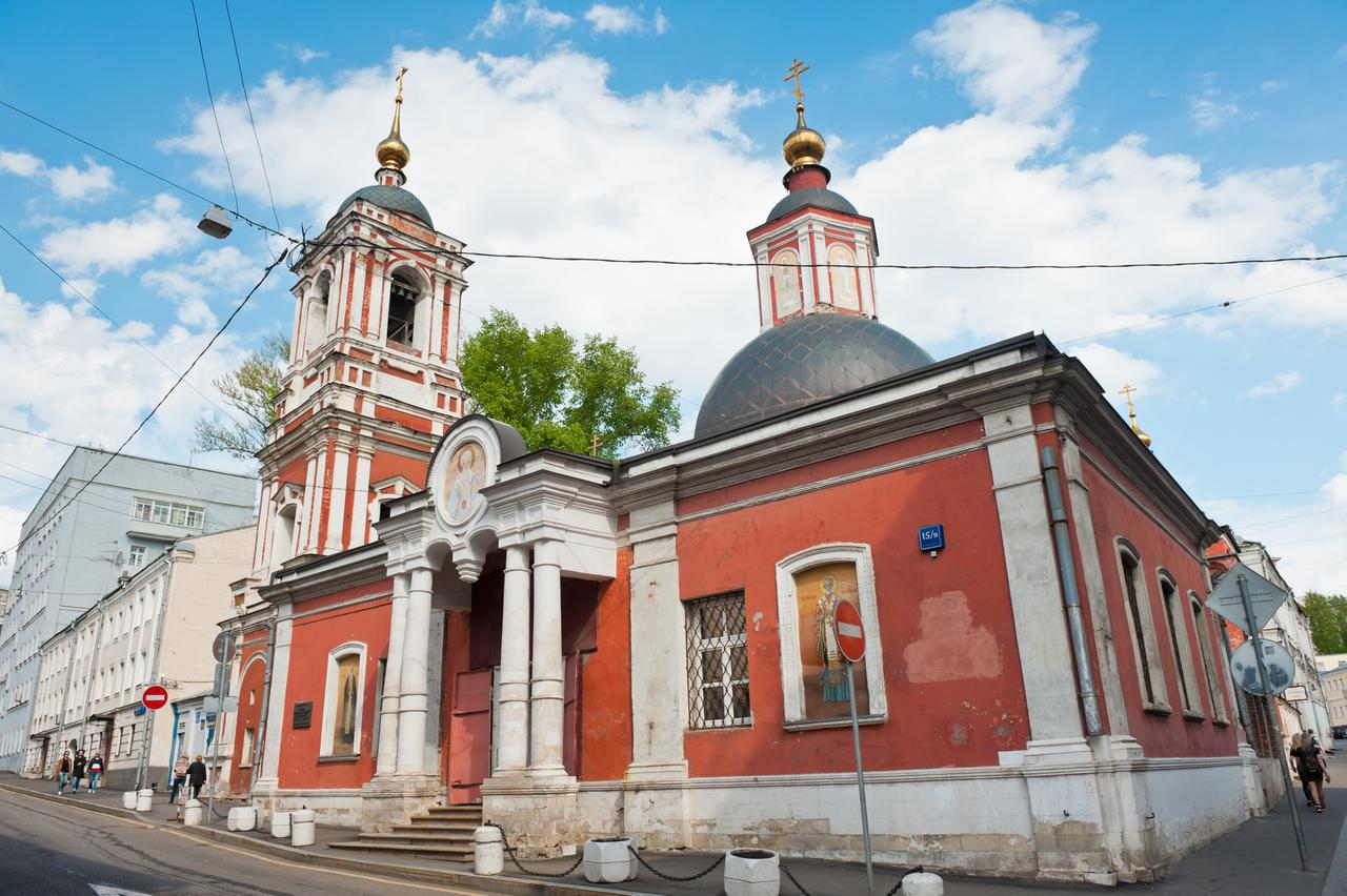 Представители московского храма ответили на обвинение в захвате тротуара