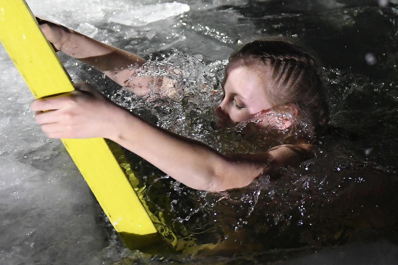 Педиатр назвала приемлемый возраст ребенка для крещенского купания