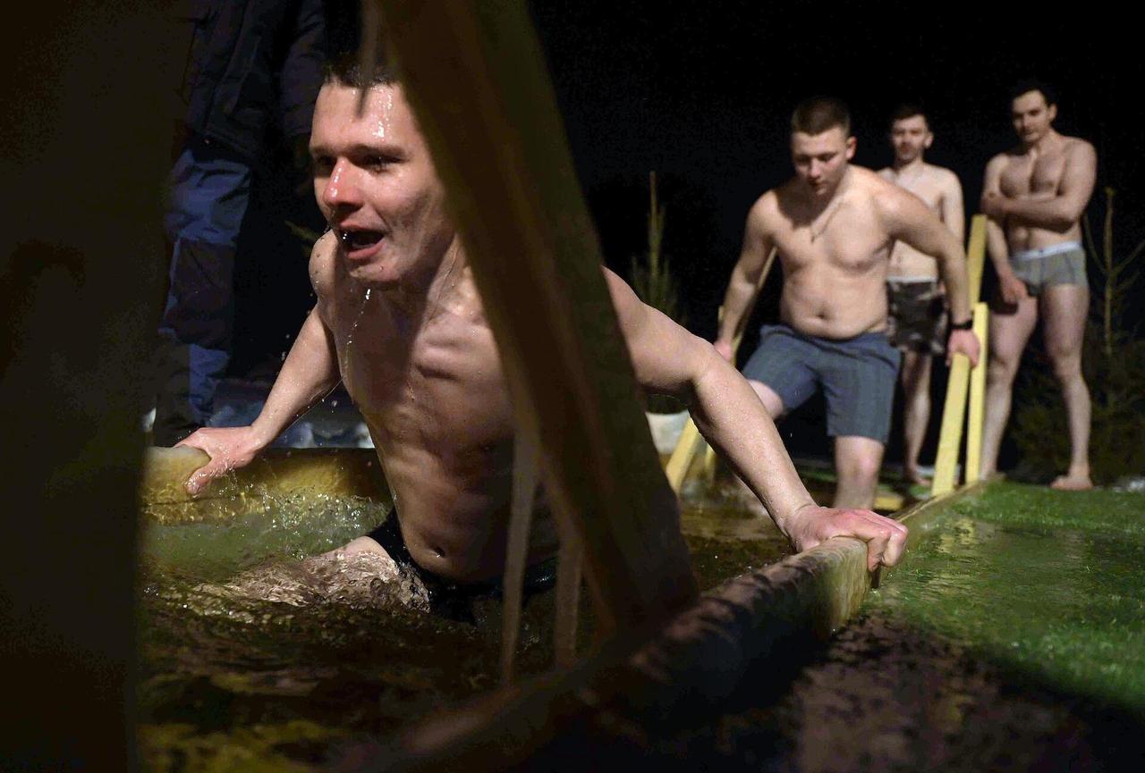 Названа оптимальная продолжительность купания в проруби