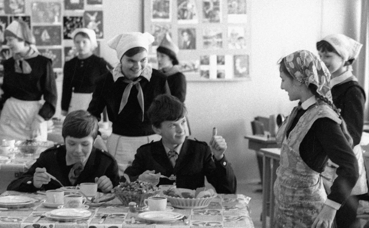 Москвичи обсудили дежурства в школьных столовых в СССР