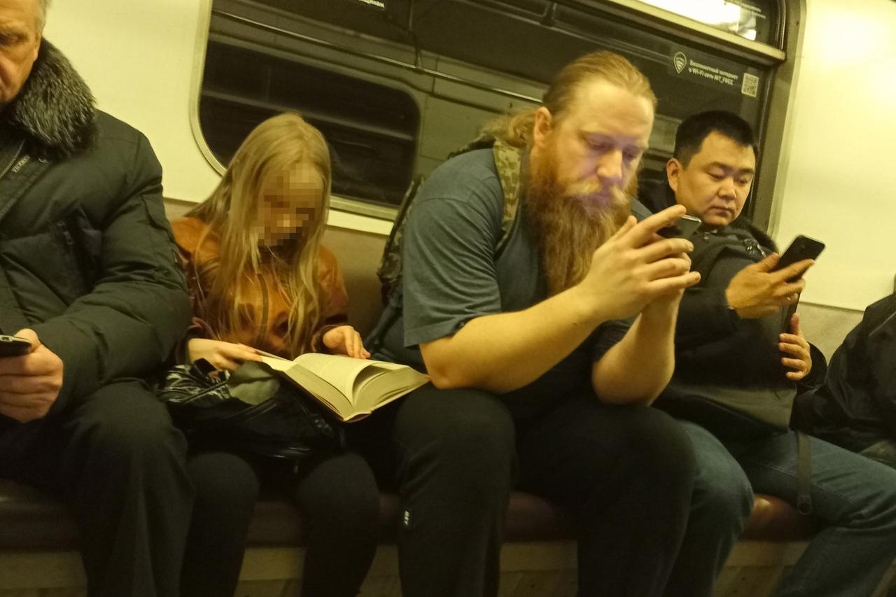 Одна деталь на фотографии семьи Тепляковых в метро разозлила пользователей сети