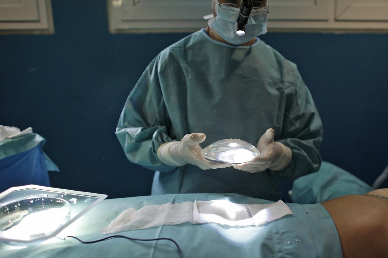 Пластический хирург объяснила нюансы выбора имплантов для увеличения груди