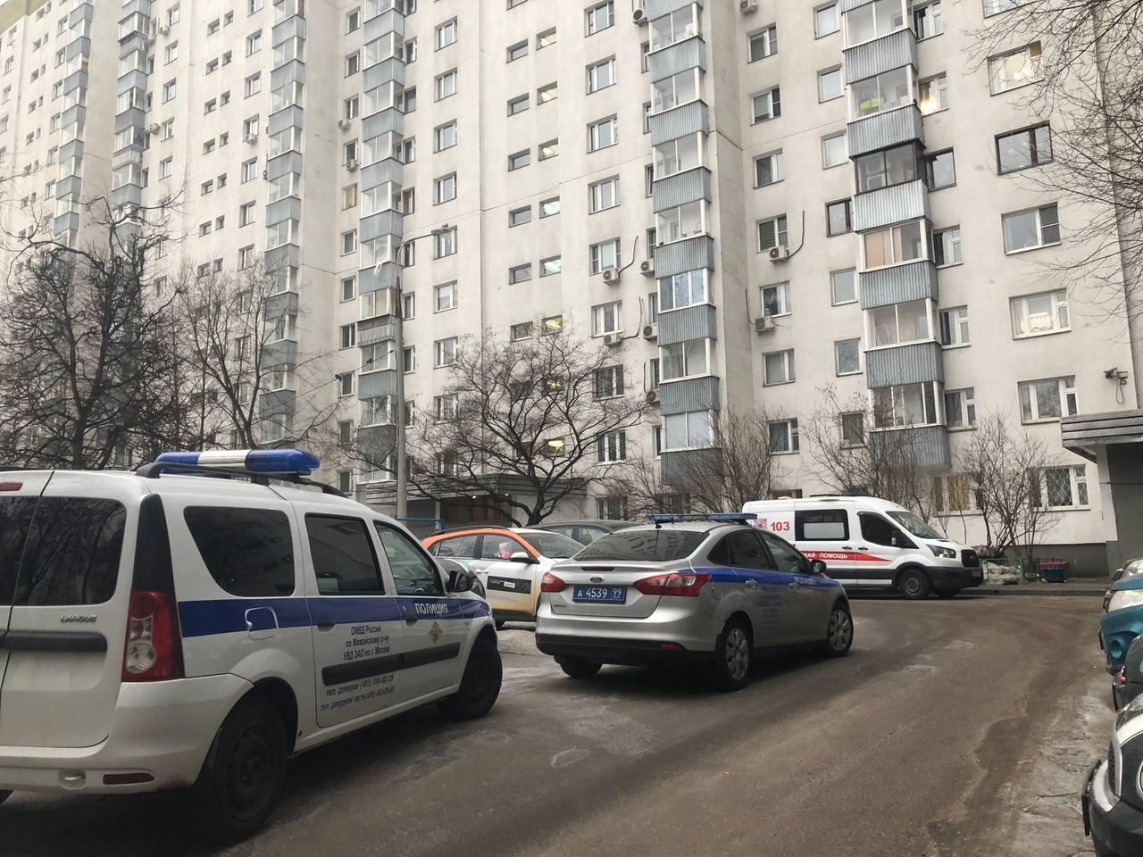 Москвич зарезал мать и напал с ножом на сестру