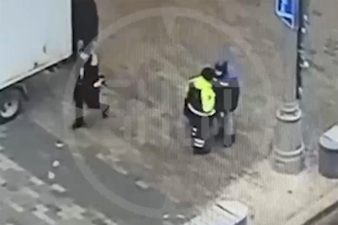Драка водителя с автоинспектором в Москве попала на видео