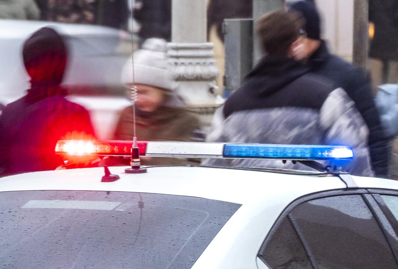 Наезд автомобиля на остановку с людьми в Москве попал на видео