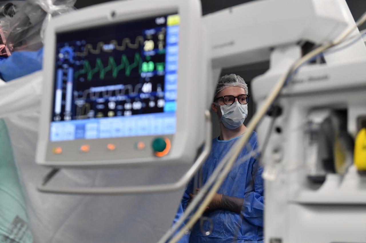 Стало известно о повышении интереса мужчин к интимной пластике и липосакции