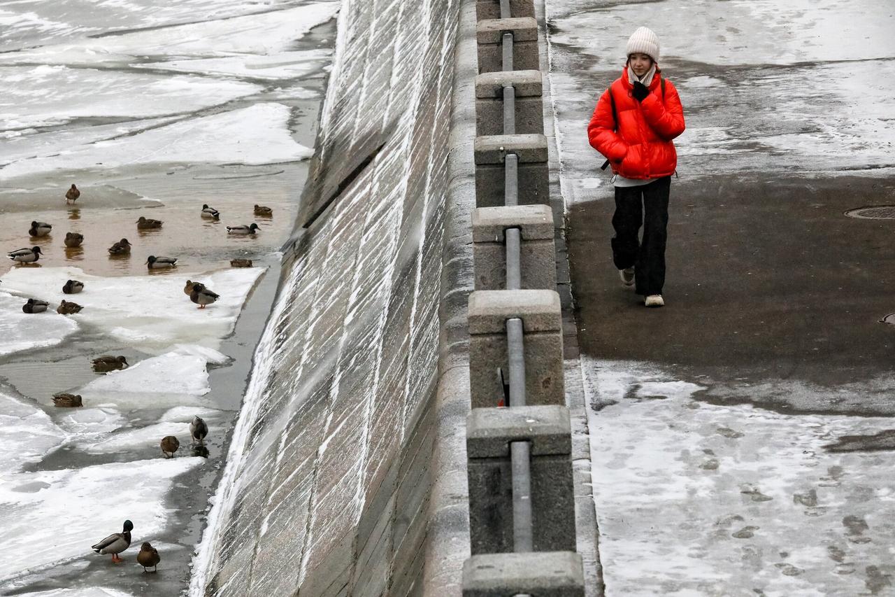 «Желтый» уровень погодной опасности продлили в Москве