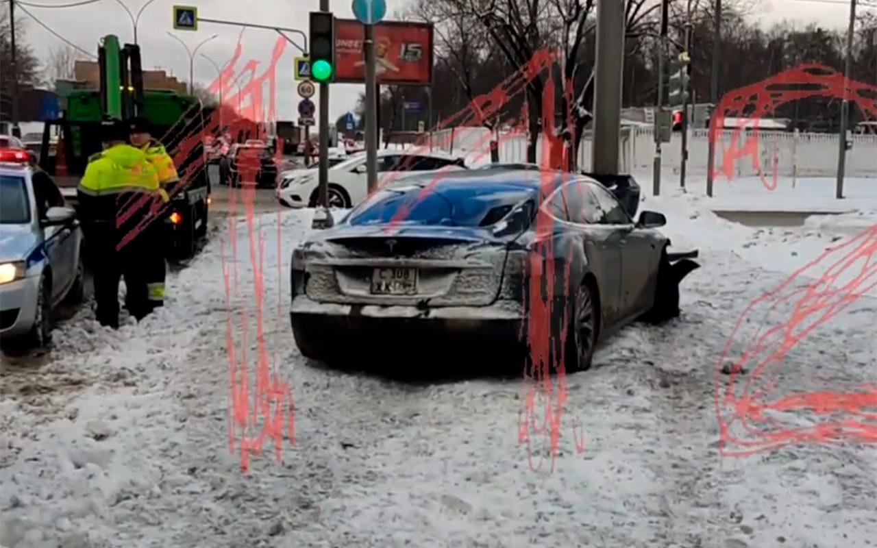 Последствия ДТП с участием Tesla в Москве попали на видео