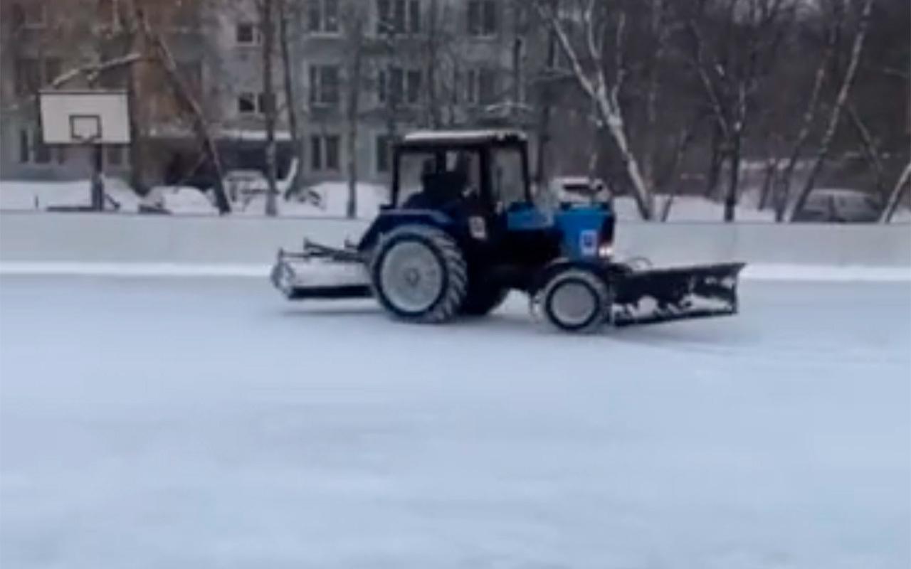 «Тройной тулуп» трактора в столичном дворе попал на видео