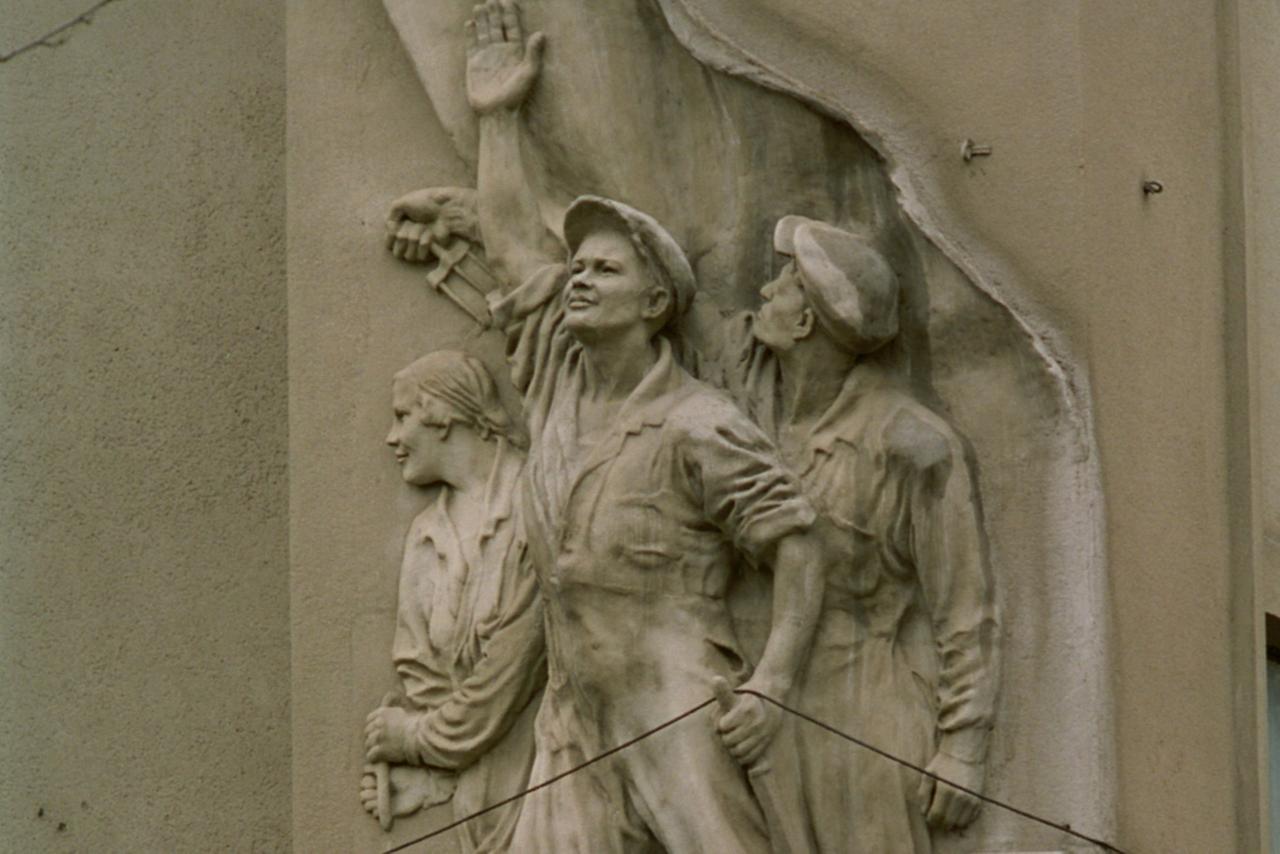 Москвичи назвали адрес памятника с намеком на любовный треугольник