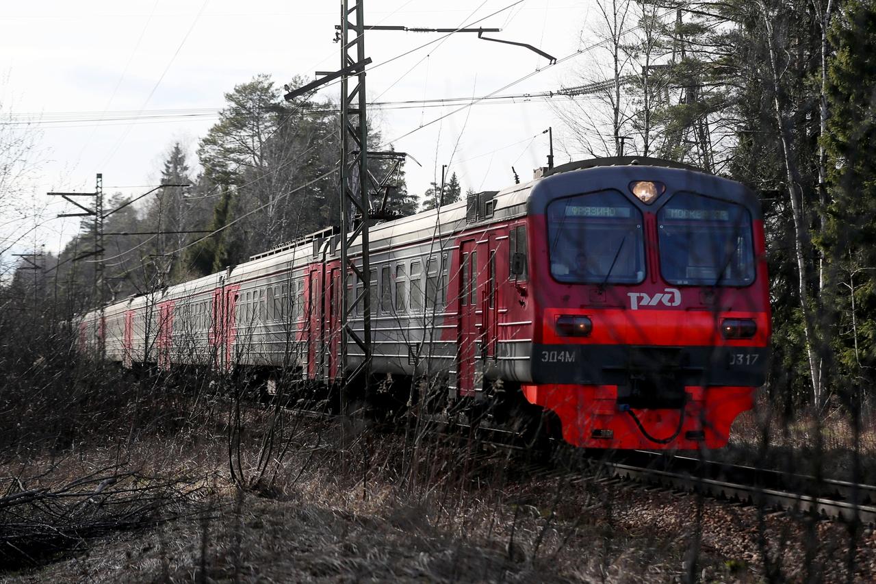 В Подмосковье школьница попала под поезд и погибла